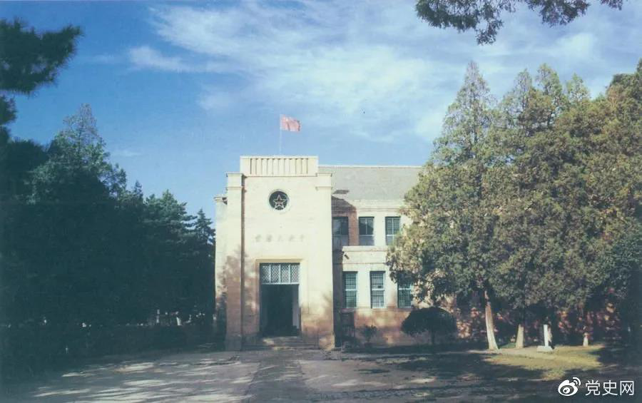楊家嶺革命舊址，位于延安城西北約3公里，是中共中央1938年11月至1947年3月的所在地。
